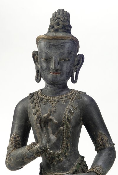 Bodhisattva de style népalais-chinois (laque, tissu, traces de bleu, or et peinture verte & feuille d