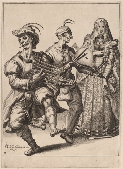 Une femme voilée avec deux musiciens jouant d