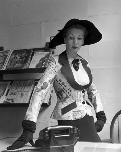 Mannequin portant une veste imprimee papier journal - Zoltan Glass