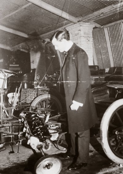 C S Rolls regardant le moteur d