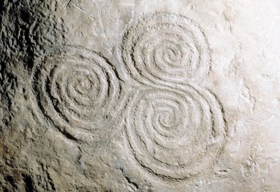 Détail des gravures rupestres curvilignes dans le tombeau à passage de l