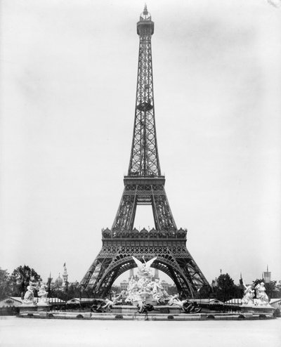Tour Eiffel et Fontaine Coutan, Exposition de Paris - . .