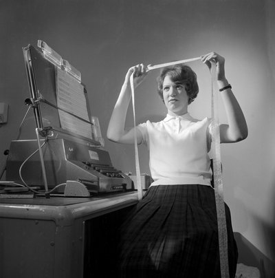 Modèle 803 ordinateur : ingénieure travaillant sur la rectification des bandes - Frederick (attr. to) Barnard