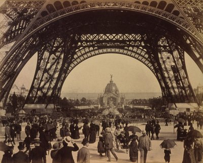La base de la tour Eiffel, Exposition de Paris - . .