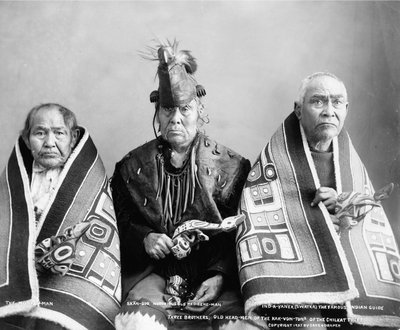 Trois frères, anciens chefs de la tribu Kak-Von-Tons des Chilkat, c.1907 (photo n/b) - . .