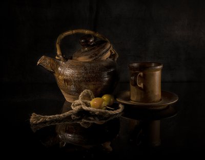 Nature morte avec théière aux tons terreux - larryliu