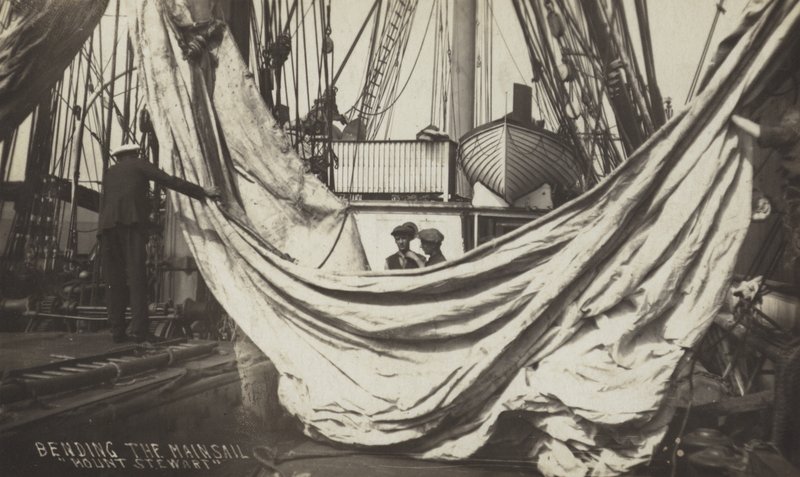 Fixation de la grand-voile à bord du Mount Stewart - (after) English photographer