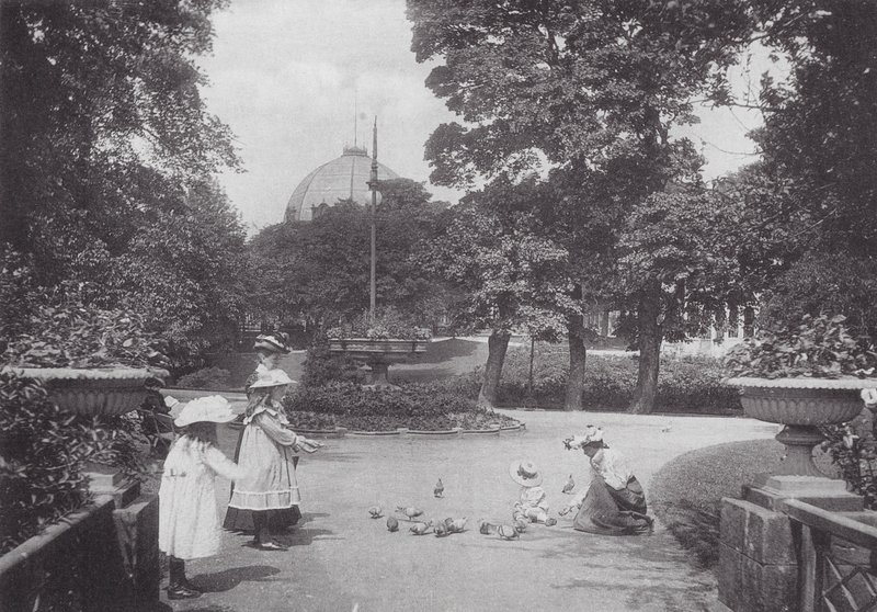 Nourrir les pigeons, Buxton - (after) English photographer