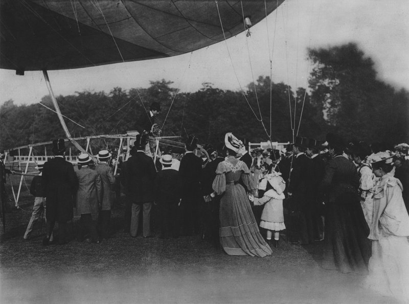 Santos Dumont et son dirigeable - (after) French Photographer