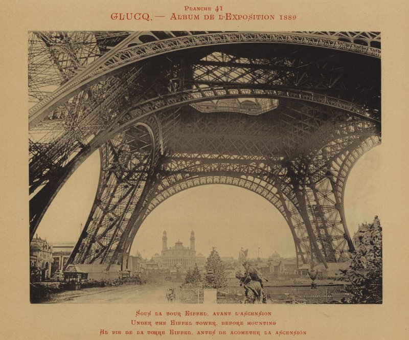 Sous la tour Eiffel, avant de monter - (after) French Photographer