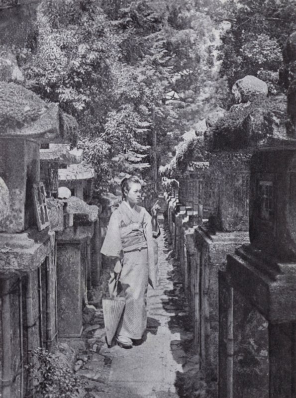 Une dévote comptant les lanternes en pierre à Kasuga - American Photographer (after)