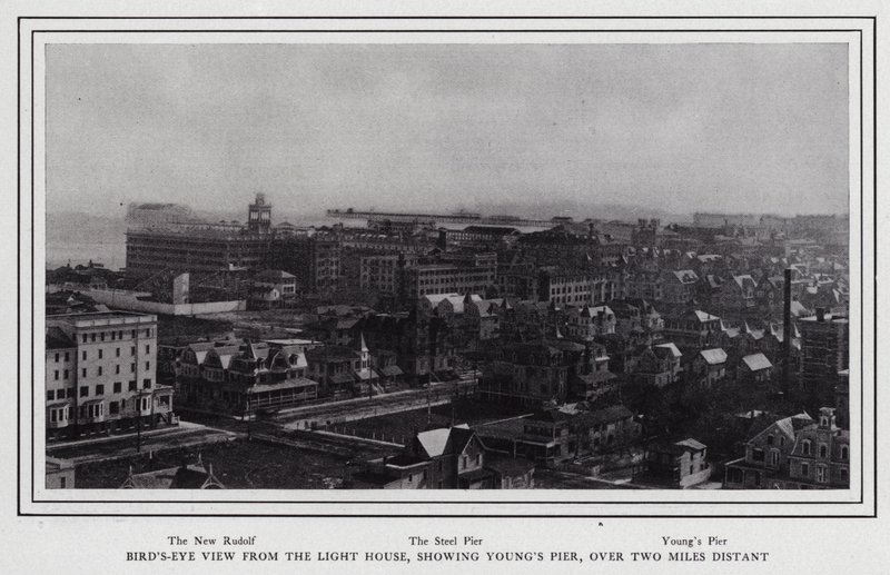 Vue aérienne depuis le phare, montrant la jetée de Young, à plus de deux miles de distance - American Photographer (after)