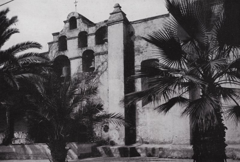 Californie : Cloches de la Mission San Gabriel, fondée en 1771, sur les pentes des collines couvertes de coquelicots près de Pasadena - American Photographer (after)