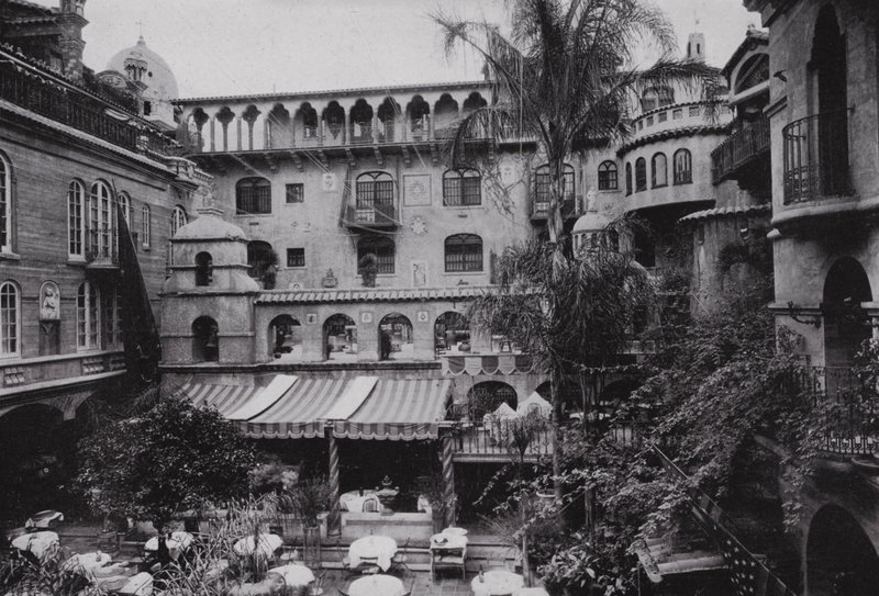 Californie : Riverside, salle à manger du patio du Glenwood Mission Inn - American Photographer (after)
