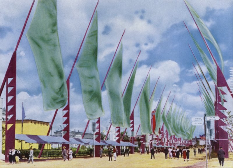 Exposition universelle de Chicago 1934 : Avenue des drapeaux - American Photographer (after)