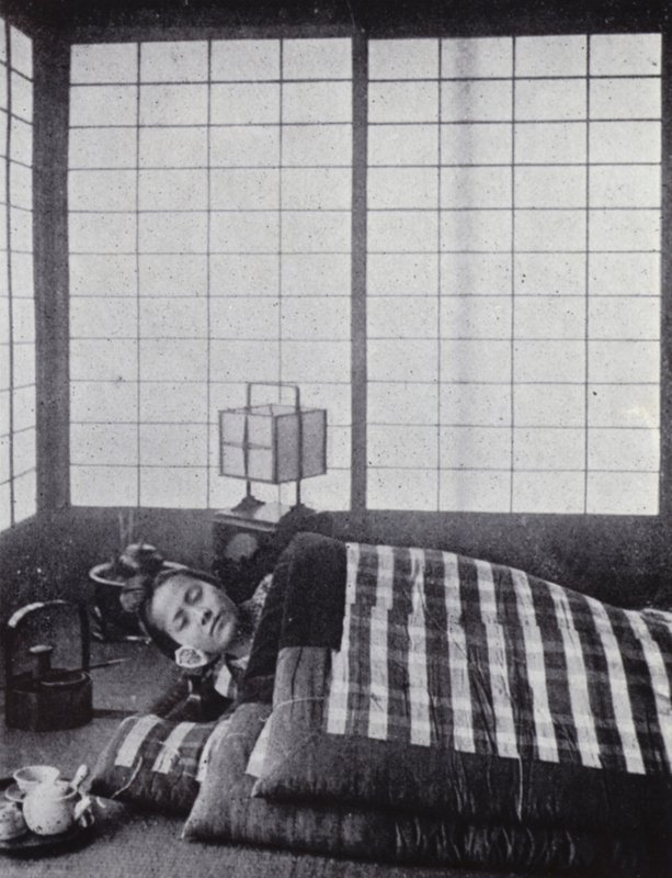 Fille endormie entre des couettes matelassées avec un oreiller en bois - American Photographer (after)
