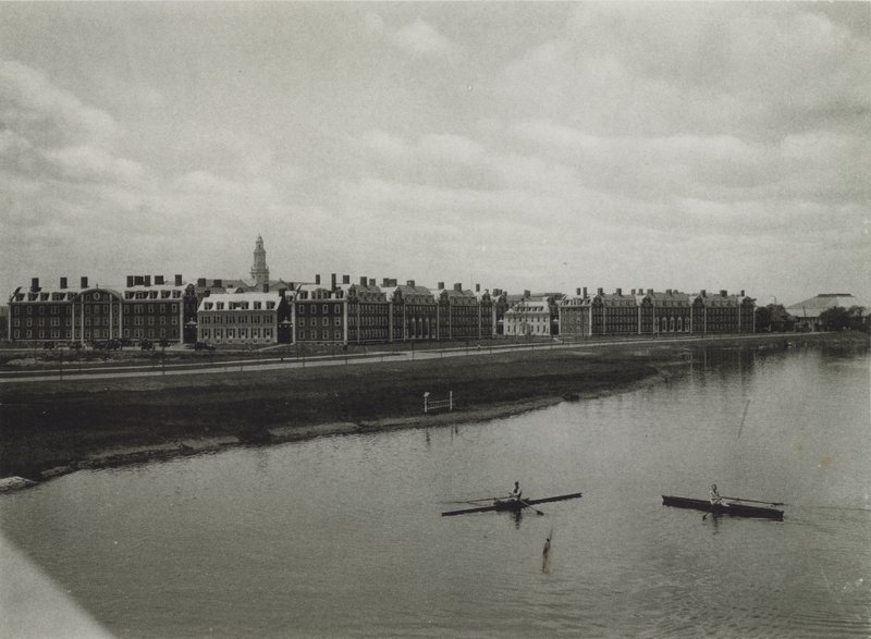 Université de Harvard : École supérieure de commerce depuis la rivière Charles - American Photographer (after)