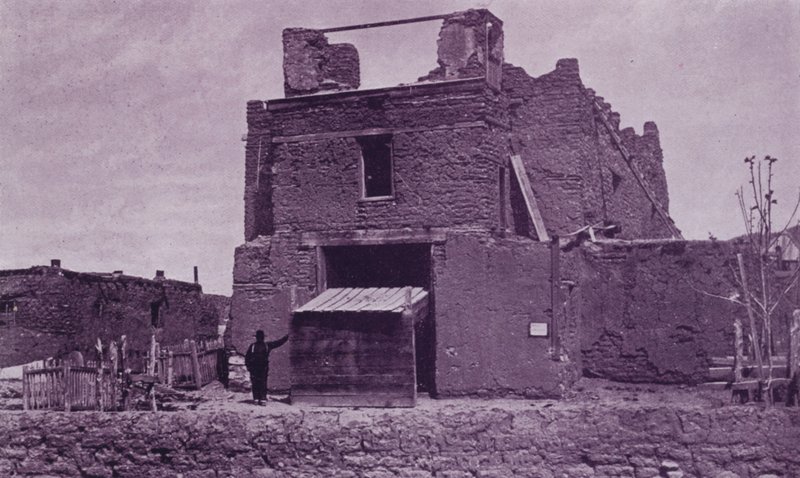Ancienne église de San Miguel, Santa Fe, NM, construite en adobe en 1550 - American Photographer (after)