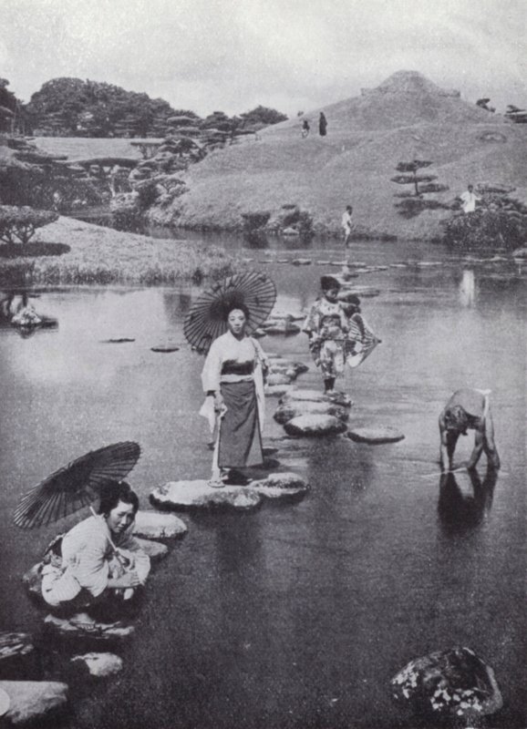 Pierres de gué dans le petit lac à Kumamato - American Photographer (after)