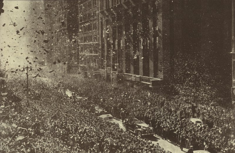 Le président américain Franklin D Roosevelt recevant un accueil enthousiaste à New York après avoir été élu pour un troisième mandat, décembre 1940 - American Photographer (after)