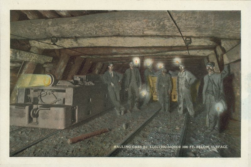 Exploitation du charbon en Amérique : Transport de wagons par moteur électrique à 1 000 pieds de profondeur (photo couleur) - American Photographer