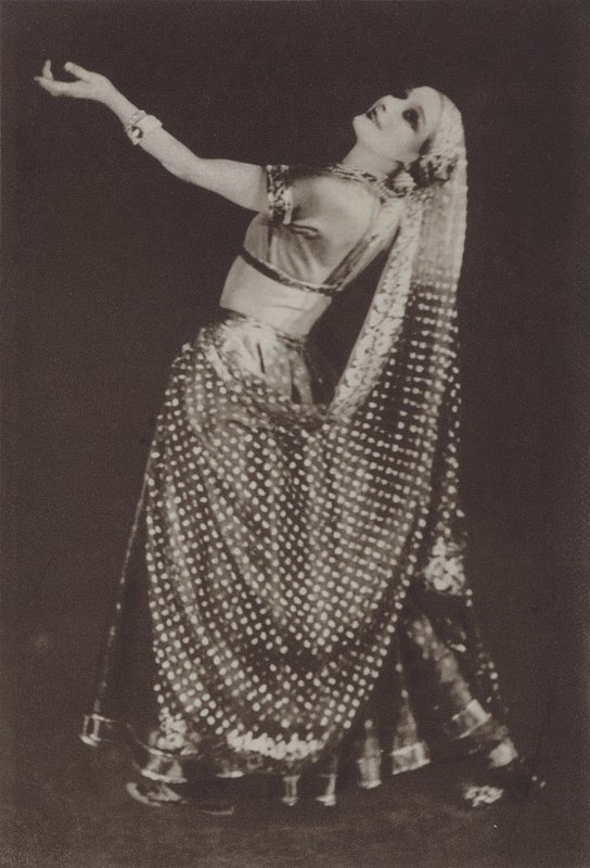 Ann Pavlova en Rhada dans "Oriental Impressions" (photo n/b) - American Photographer