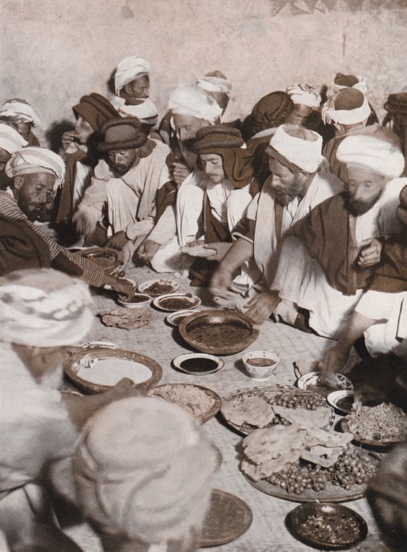 Villageois arabes prenant un repas, Palestine (photo n/b) - American Photographer