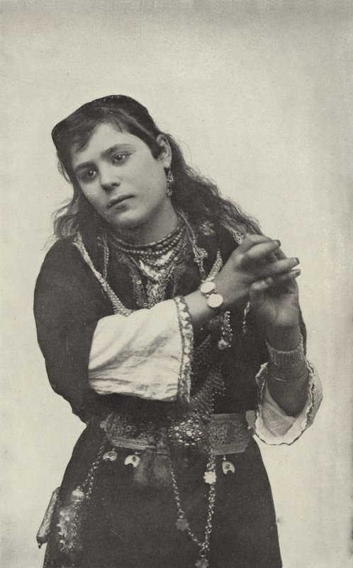 Danseuse dans la rue du théâtre du Caire - American Photographer