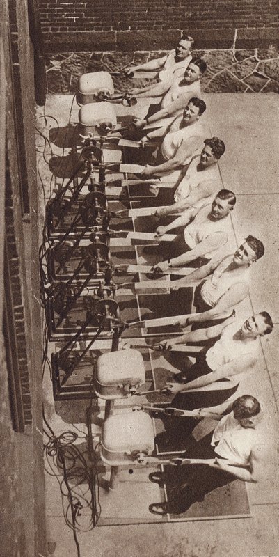 Machines vibrantes électriques pour garder la forme et perdre du poids (photo n/b) - American Photographer