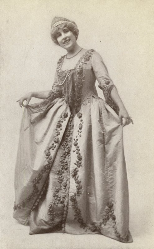 Lucrezia Bori, dans le rôle de "Manon Lescaut" (photo n/b) - American Photographer