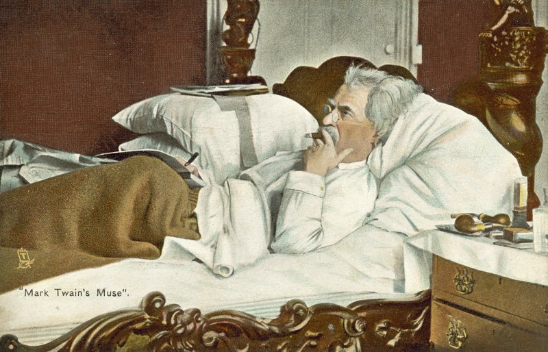 Mark Twain, couché dans son lit, fumant un cigare (photo couleur) - American Photographer