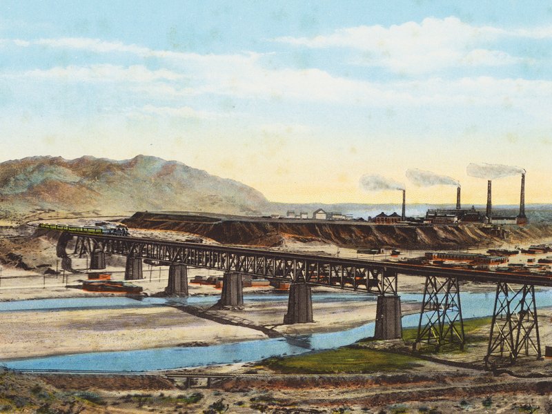 Pont ferroviaire traversant le Rio Grande et la Great Customs Smelter à El Paso, Texas (photo couleur) - American Photographer
