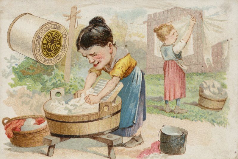 Femmes lavant des vêtements dans le jardin - American School