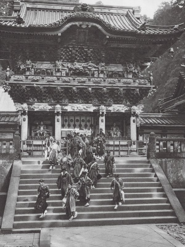 Japon : Nikko, Yomei-mon, portail principal du sanctuaire Ieyasu (photo n/b) - Axel von Graefe