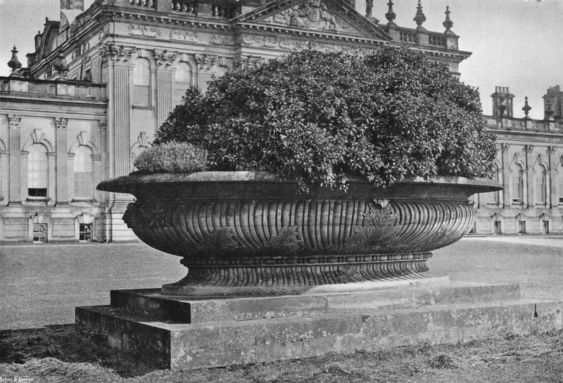 Un vase en pierre - Charles Latham