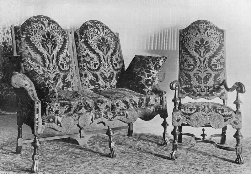 Ensemble de chaises et canapé en noyer recouverts de velours anglais - Charles Latham