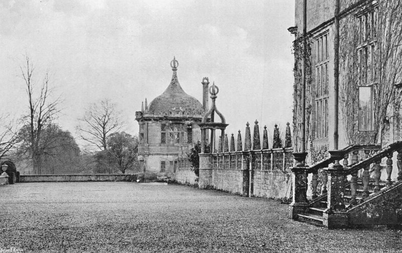 La terrasse entre la cour et le jardin privé - Charles Latham