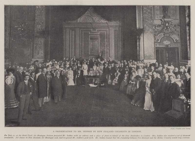 Une présentation à M. Seddon par des colons néo-zélandais à Londres - English Photographer