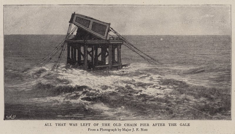 Tout ce qui restait du vieux quai en chaîne après la tempête - English Photographer
