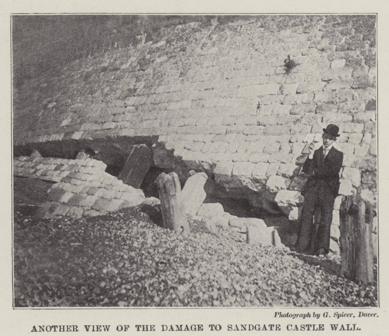 Autre vue des dommages au mur du château de Sandgate - English Photographer