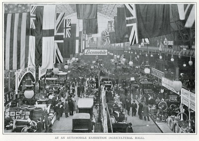 À une exposition automobile (Agricultural Hall) - English Photographer