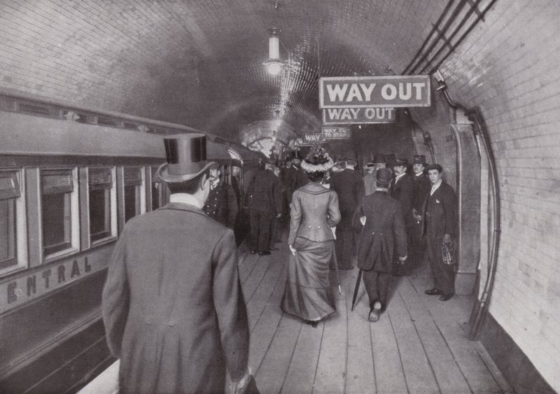 À la station Bank du Central London Railway, sortie - English Photographer