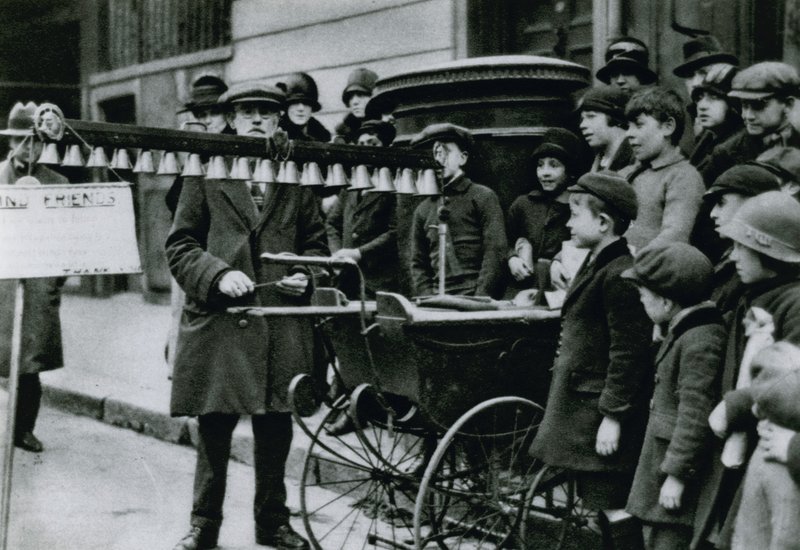 Cloches jouées dans les rues - English Photographer