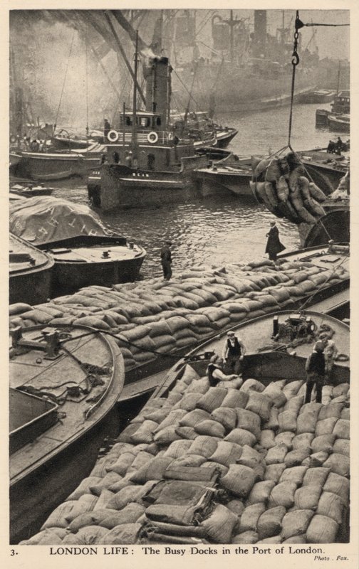 Bateaux et barges dans les docks animés du port de Londres - English Photographer