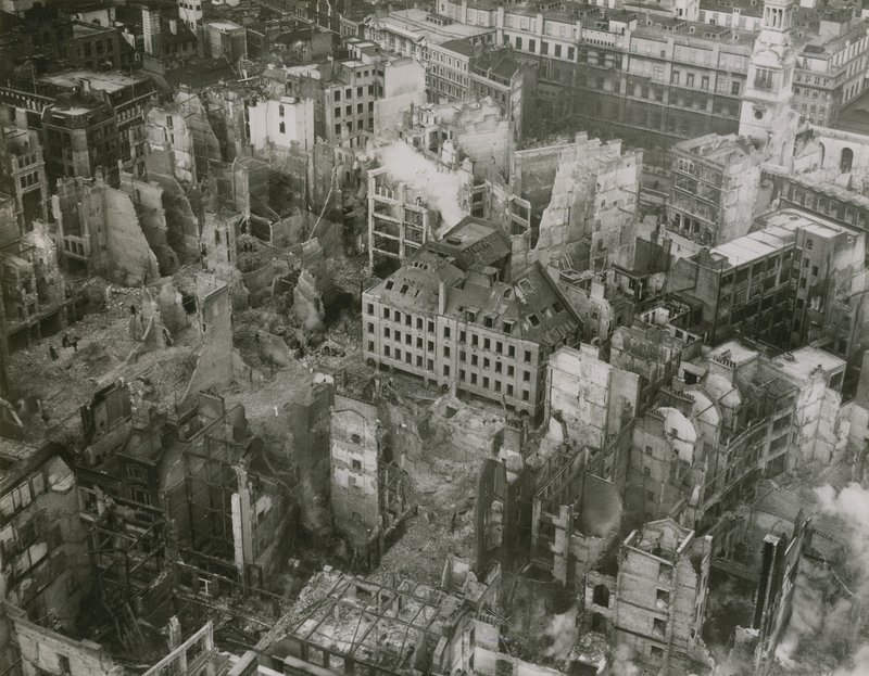 Dégâts causés par les bombes depuis le sommet de la cathédrale Saint-Paul - English Photographer
