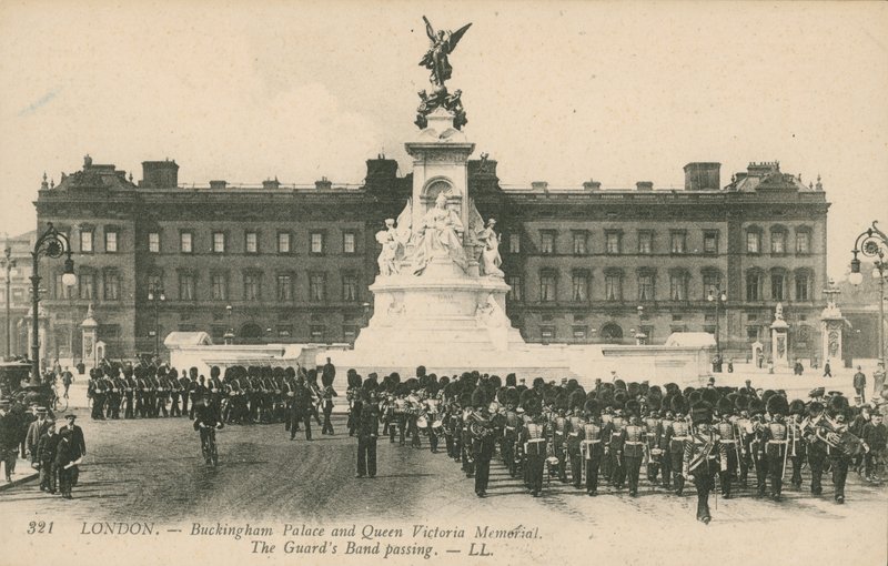 Buckingham Palace et le mémorial de la reine Victoria; Le passage de la fanfare des gardes - English Photographer