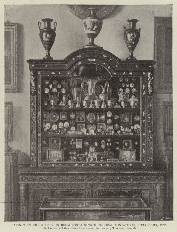 Cabinet dans la salle de réception contenant des miniatures historiques, des héritages, etc. - English Photographer