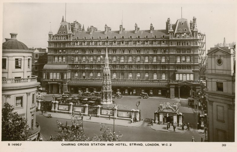 Gare de Charing Cross et hôtel, Strand, Londres - English Photographer