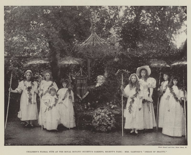 Fête florale des enfants aux jardins de la Royal Botanic Society, Regents Park, Le rêve de beauté de Mme Garford - English Photographer