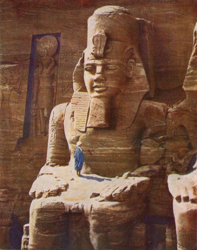 Figure colossale assise de Ramsès II à Abou Simbel - English Photographer